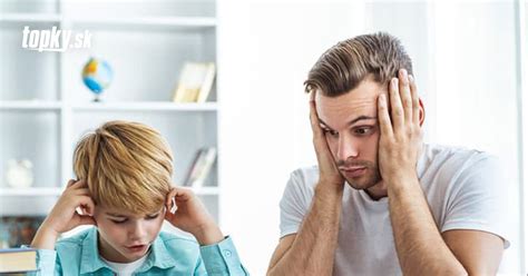 rodič pomáha dieťaťu s domácou úlohou