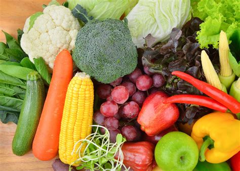 farebná dúha na tanieri s rôznymi druhmi ovocia a zeleniny