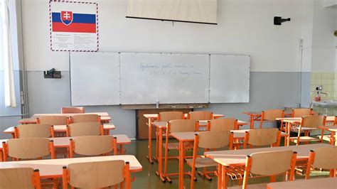 Školská trieda s rôznymi vzdelávacími pomôckami