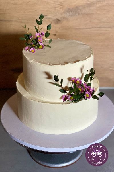Svadobná torta zdobená jedlými kvetmi