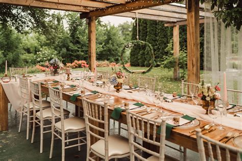 Záhradná svadba s kvetinovou tortou