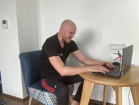 Ilustrácia dieťaťa so zlou ergonómiou pri sedení v školskej lavici