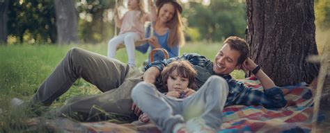 Rodina si hrá s dieťaťom na zemi