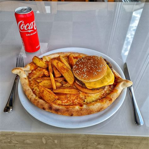 Ilustrácia rôznych nezdravých jedál ako hamburger, pizza, hranolky a sladkosti.