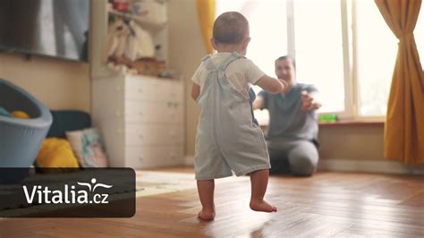 Dieťa kráčajúce po špičkách