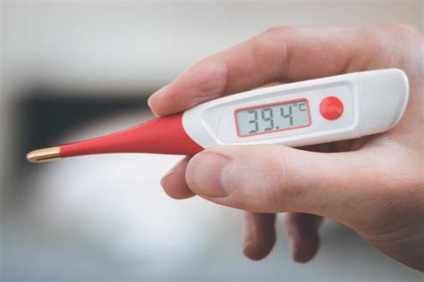 Ilustrácia zobrazujúca teplomer ukazujúci vysokú teplotu v interiéri auta