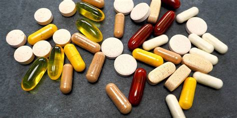 Ilustrácia rôznych foriem výživových doplnkov (tablety, kapsuly, sirupy, kvapky)