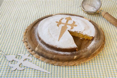 Tarta de Santiago s charakteristickým krížom
