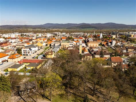 Ilustrácia miesta vpichu s opuchom a začervenaním
