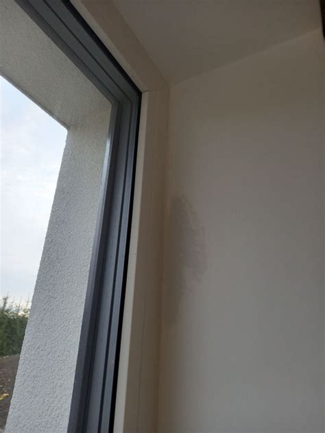 Ilustračná fotografia dieťaťa pri okne