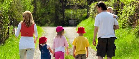 Ilustrácia rodiny na prechádzke v prírode