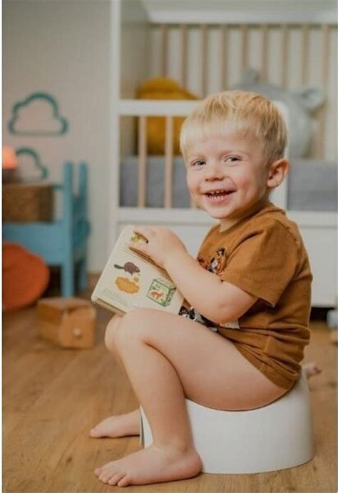 Ilustrácia nočníka a dieťaťa