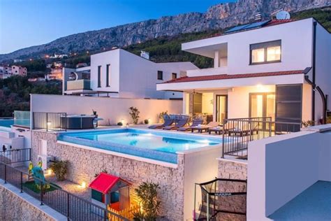 Ilustračná fotografia rezortu na Malte s bazénom a výhľadom na more