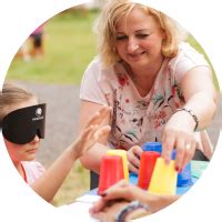 Dieťa s maskou na očiach počas cvičenia videnia bez očí