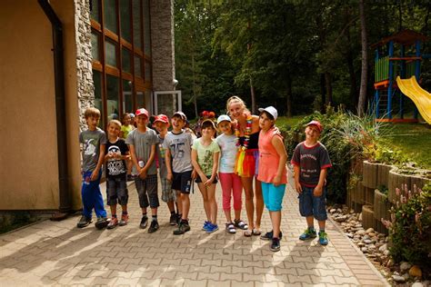 Ilustrácia detí balujúcich kufor na školu v prírode