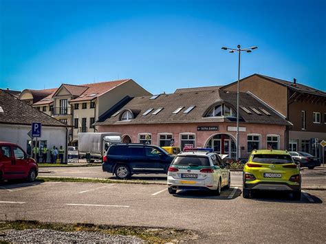 Fotografia auta na slnečnom parkovisku