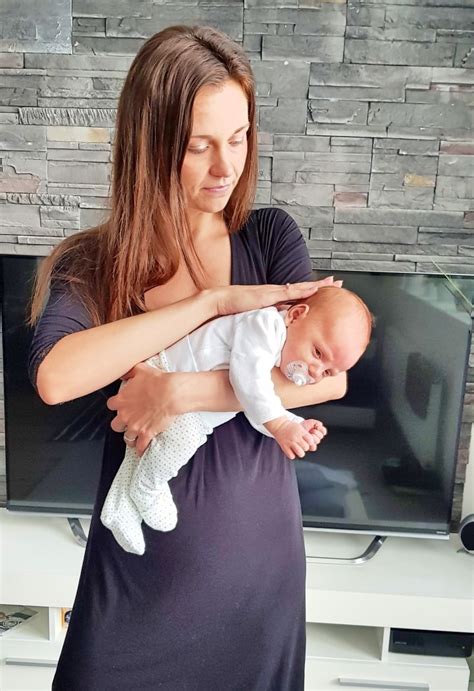 žena pijúca vodu pre stimuláciu pohybov bábätka