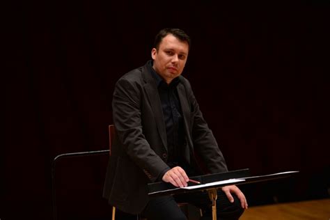 Adrian Kokoš dirigujúci orchester