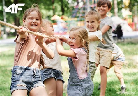 Ilustračná fotografia dvoch ročných detí hrajúcich sa