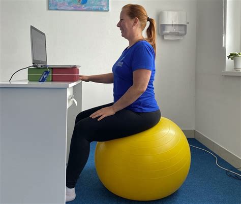 Dieťa na fit lopte pri pasení koníkov