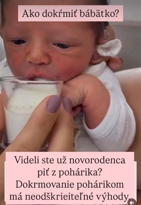 bábätko pijúce z pohárika