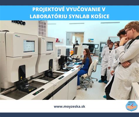 Ilustrácia matky pracujúcej v laboratóriu a dojčiacej dieťa