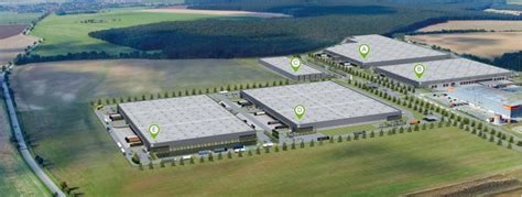 Moderné výrobné haly v priemyselnej zóne