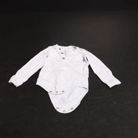 Detail zapínania na cvočky na dojčenskom body.