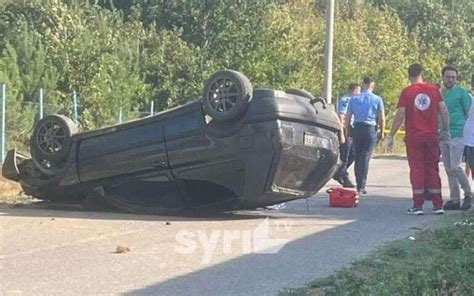 Ilustračná fotografia dopravnej nehody s aktívnymi záchrannými zložkami.
