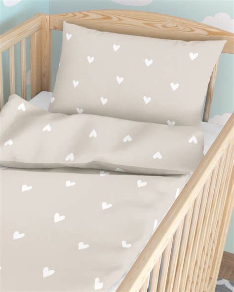 Detaily drevenej postieľky - šuplík a srdiečka