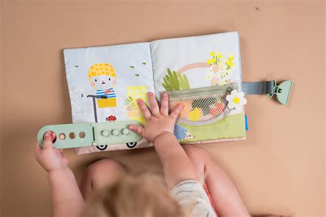Ilustrácia drevenej knižky s rôznymi aktivitami pre deti