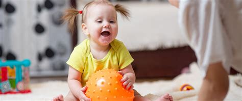 Dieťa chytajúce loptu