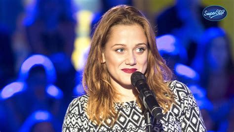 Emma Drobná spieva na koncerte