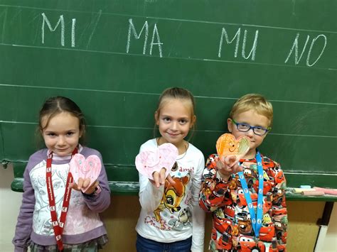Obrázok zobrazujúci rôzne vekové skupiny detí spolupracujúce v triede
