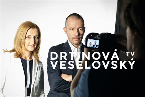 Logo DVTV a fotografie z rozhovorov