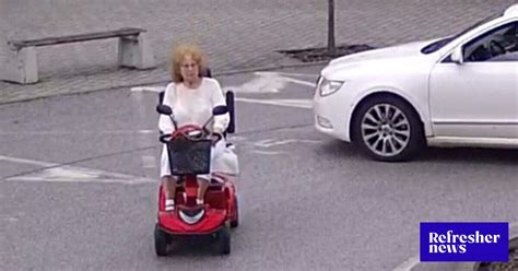 dievča jazdí na trojkolke