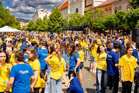 Ľudia bežiaci v rôznych farbách