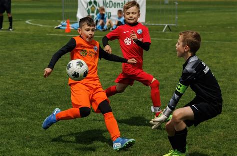 Deti hrajú futbal v parku