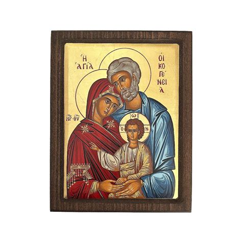 Rodina s novorodencom a dreveným fotorámikom