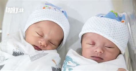 Matka dojčiaca dvojčatá v tandeme