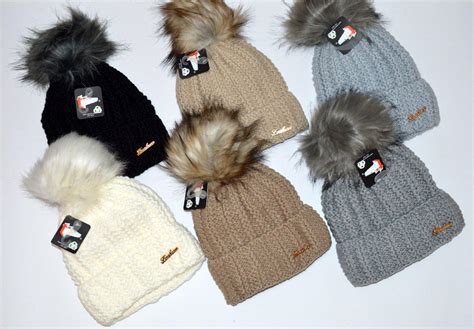 Hákovaná čiapočka s brmbolcom a súpravička