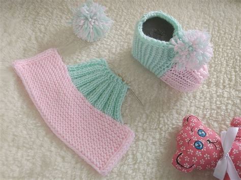 ukážka rôznych háčkovaných papučiek pre bábätká