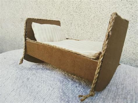 detaily výroby postele pre bábiku z kartónu