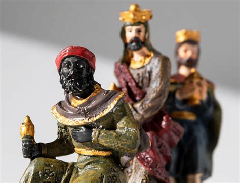 Detail figúrok troch kráľov s ich darmi.