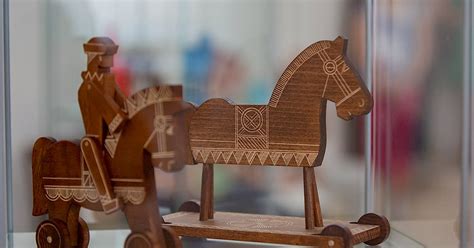 Kyjatické hračky s tradičnými ornamentmi