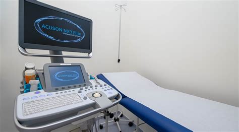 Lekár vykonávajúci ultrazvukové vyšetrenie