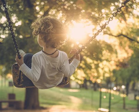 Dieťa hojdajúce sa na hojdačke