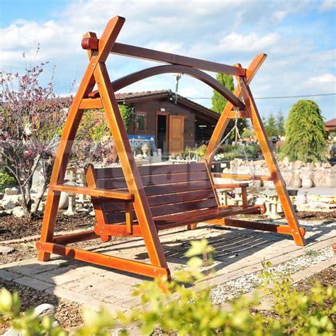 Drevená záhradná hojdačka