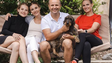 Rodina relaxujúca na záhradnej hojdačke