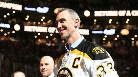 Zdeno Chára s hokejovou trofejou